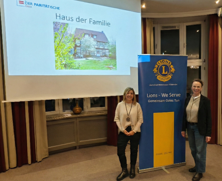 von links nach rechts: Leiterin des Hauses der Familie, Frau Kathrin Endlich und der Mitarbeiterin Frau Marliese Gierveld-Törkel