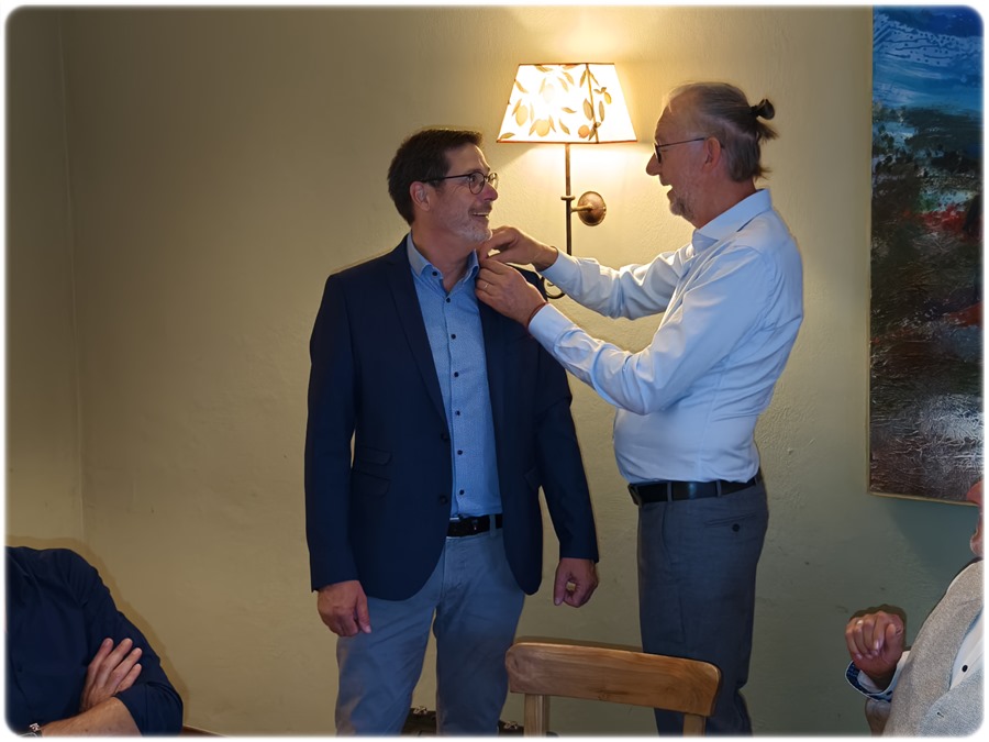 Neues Lions Mitglied Lars Helmke (links) und Präsident Carsten Witt (rechts)