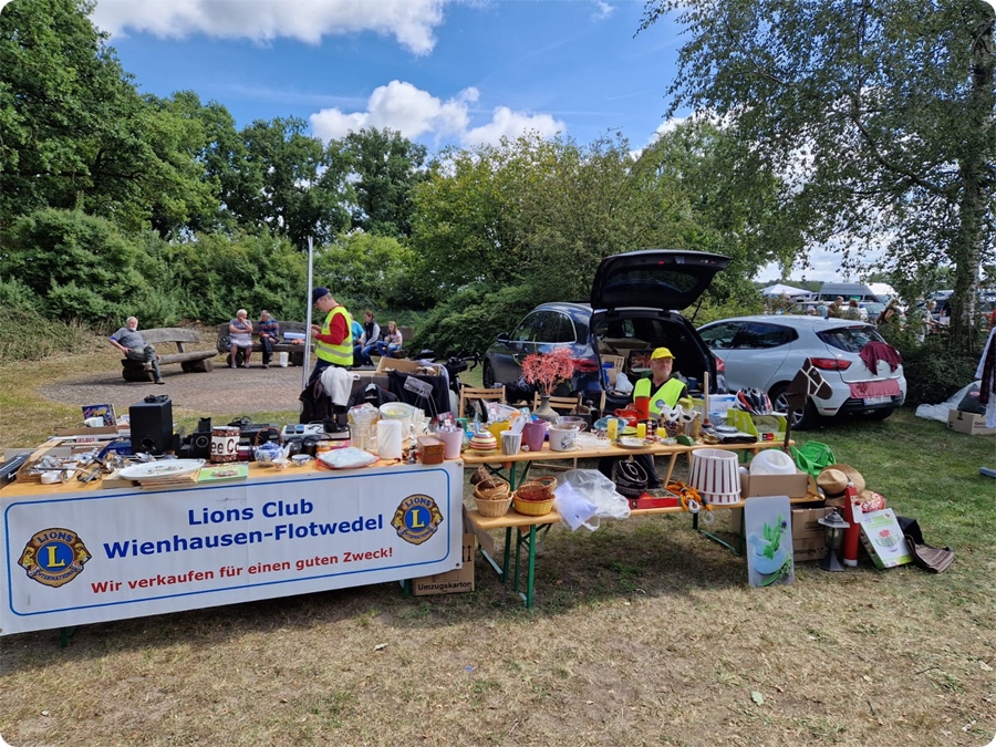 Lions Club Wienhausen-Flotwedel auf dem Flohmarkt in Hohnebostel am 17. August 2025