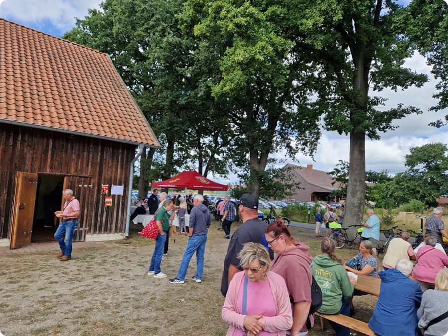 Lions Club Wienhausen-Flotwedel auf dem Flohmarkt in Hohnebostel am 17. August 2025