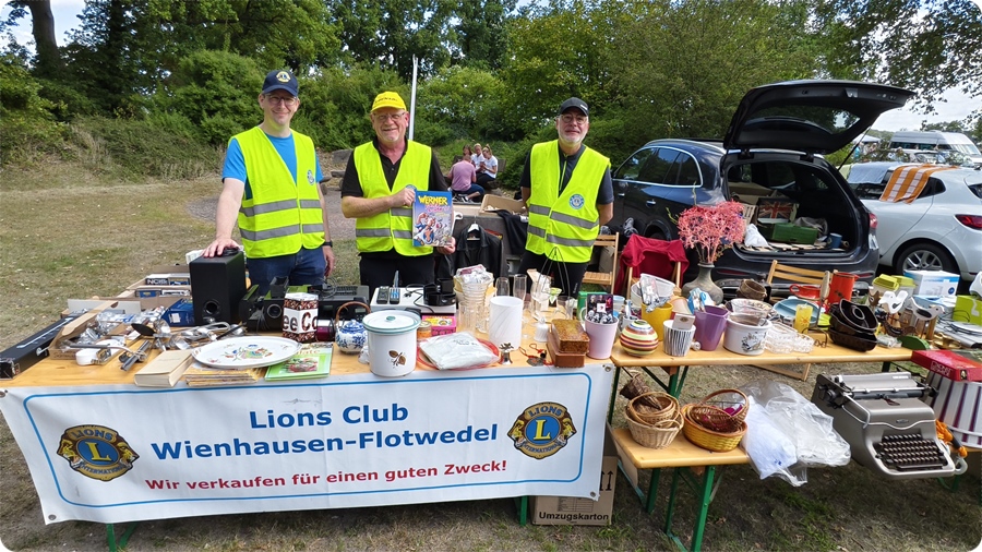 Lions Club Wienhausen-Flotwedel auf dem Flohmarkt in Hohnebostel am 17. August 2025
