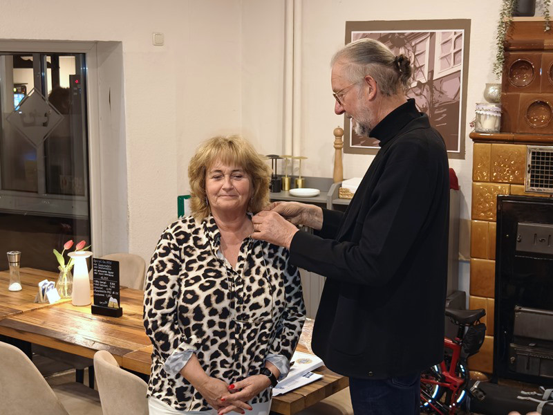 Neues Lions Mitglied Kirsten Fleischhauer (links) und Präsident Carsten Witt (rechts)