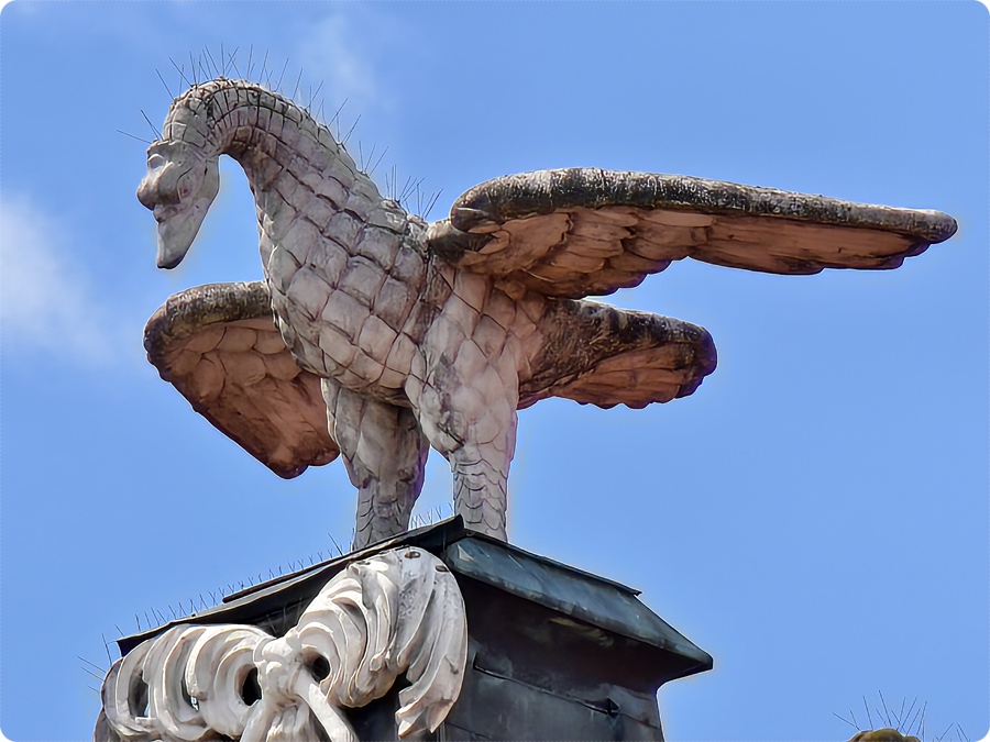 Impressionen von der Altstadt in Poznań mit Drachen auf dem Dach eines der schönen Gebäude