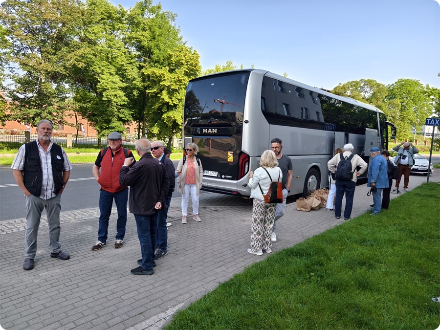 Die Reisegruppe sammelt sich zur Stadtrundführung durch Toruń