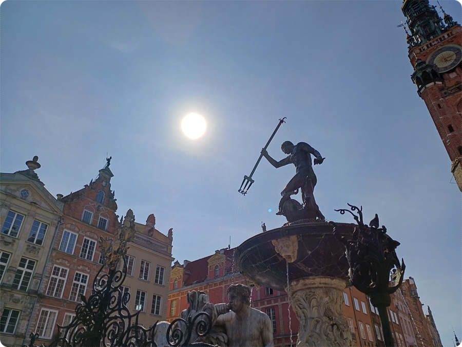 Der Neptunbrunnen (polnisch Fontanna Neptuna) in Danzig
