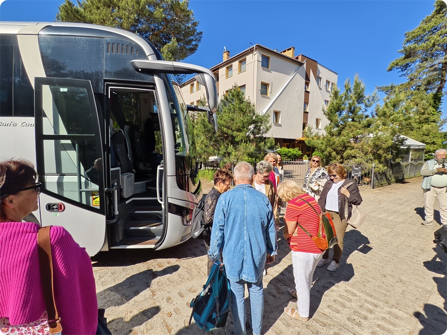 Frühes Zusammenkommen am Bus für die Stadtbesichtigung in Danzig