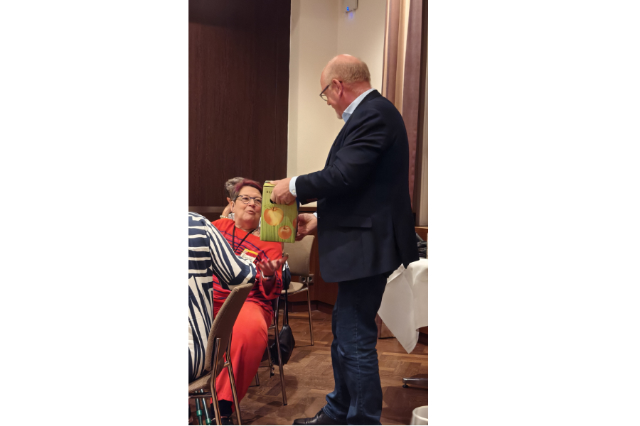 Präsident Hermann Baars bedankt sich bei Frau Sabine Schöllchen für den sehr interessanten Vortrag