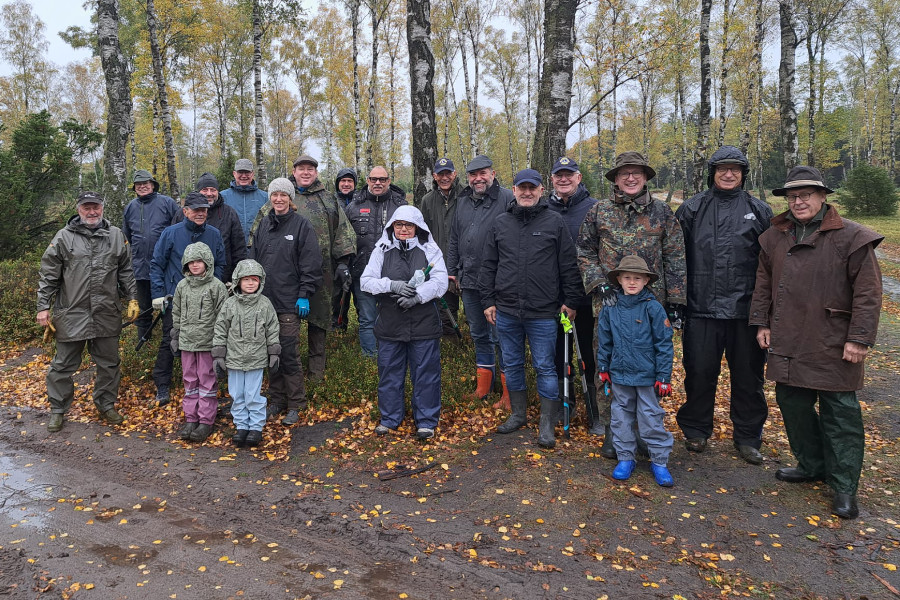 Die tatkräftigen Teilnehmer beim Heideentkusseln 2025