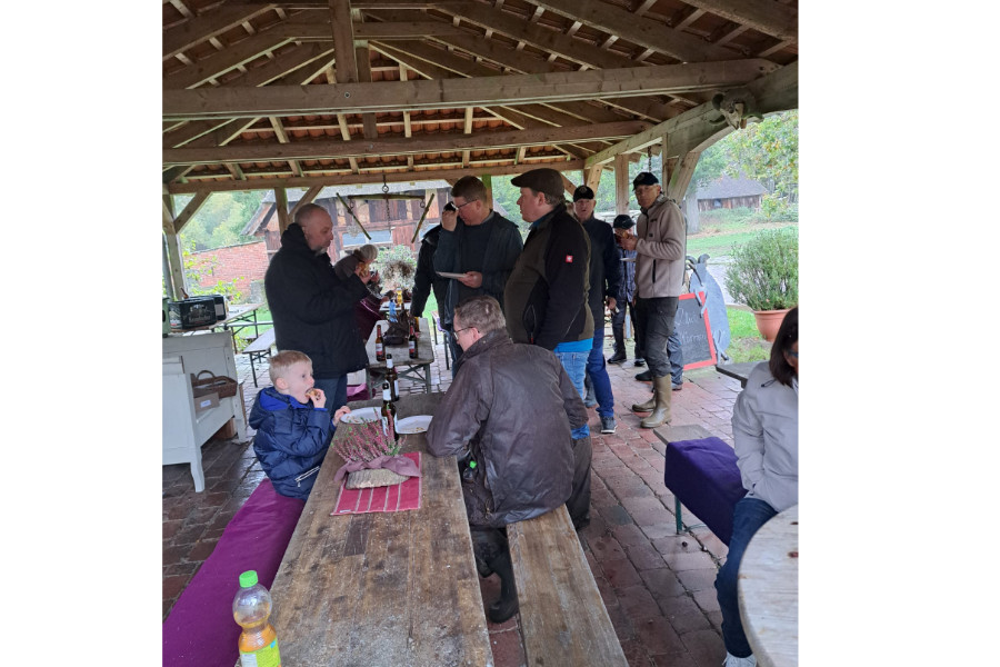 Nach getaner Arbeit: Gemeinsame Stärkung beim Heideentkusseln 2025