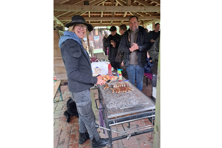 Nach getaner Arbeit: Gemeinsame Stärkung beim Heideentkusseln 2025