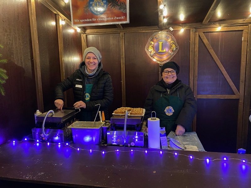 Waffelbäckerei mit Sonja Beer und Christa Tzanov-Heil