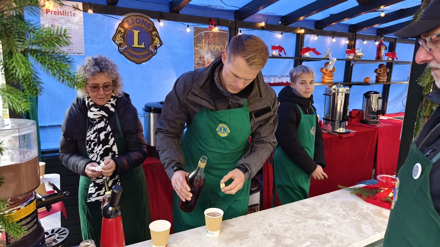 Standbetreuung Iris Lange, Daniel Beer und John