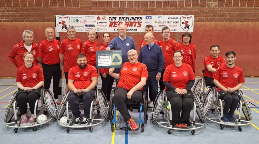 Andreas Dietterle (im Rollstuhl) wird der Scheck überreicht