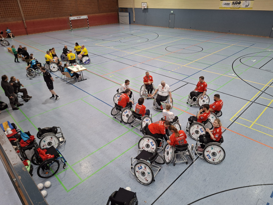 Die Handballer bei der Teambesprechung