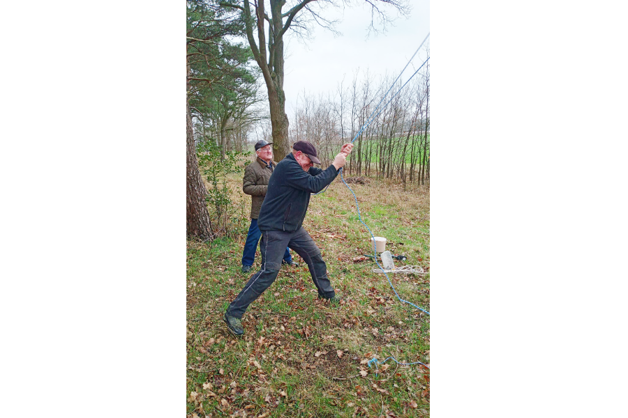 Der Eulennistkasten wird an seinen Platz am Baum gezogen. Foto: Hermann Baars am Seil, Walter Wiedenroth im Hintergrund