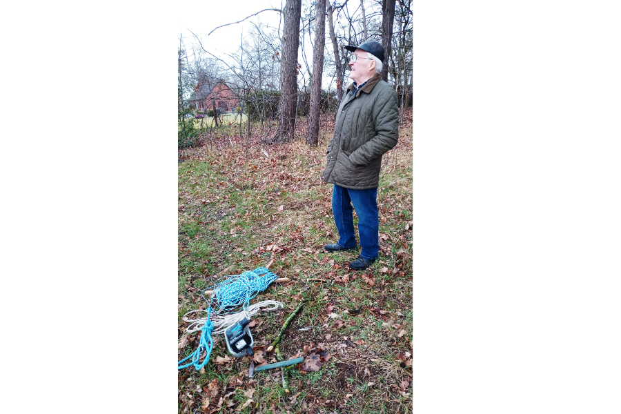 Ein letzter Kontrollblick vom Nistkasten-Konstrukteur Walter Wiedenroth