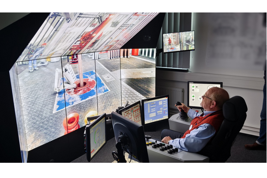 Lions Club Präsident versucht sich am Drilling Simulator als Bohrmeister unter Anleitung eines wissenschaftlichen Mitarbeiters