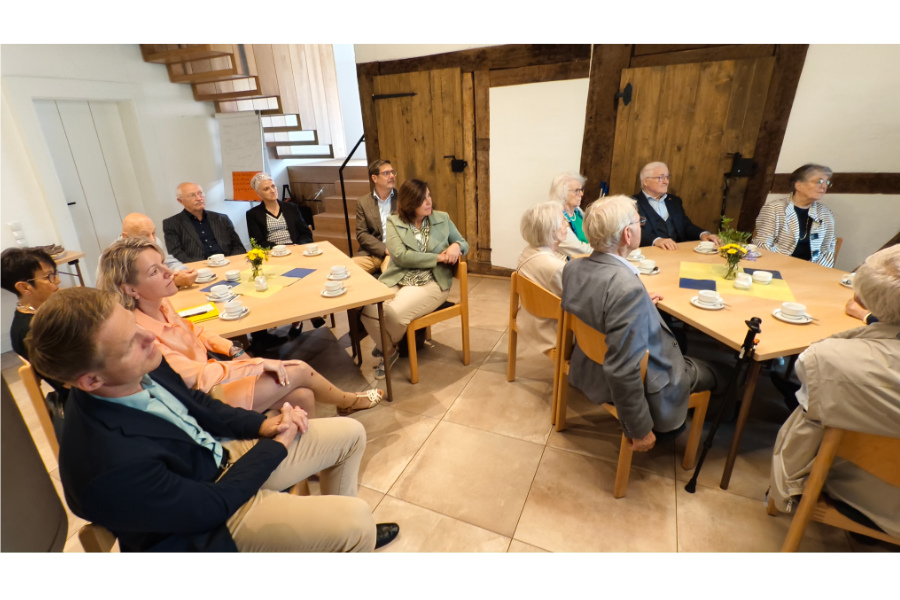 feierliche Runde im Gemeindehaus