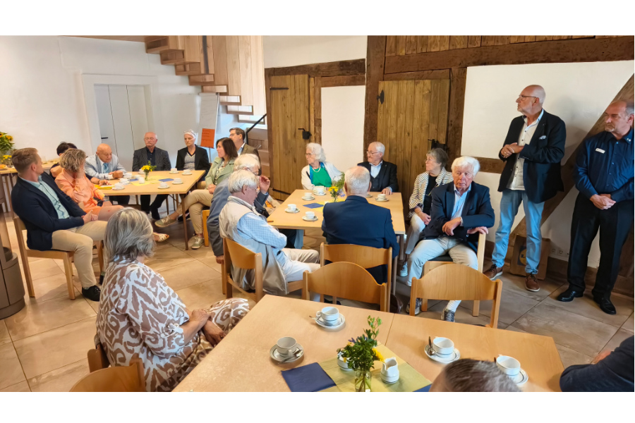 feierliche Runde im Gemeindehaus