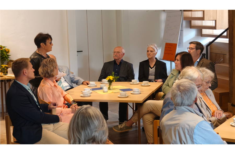 feierliche Runde im Gemeindehaus