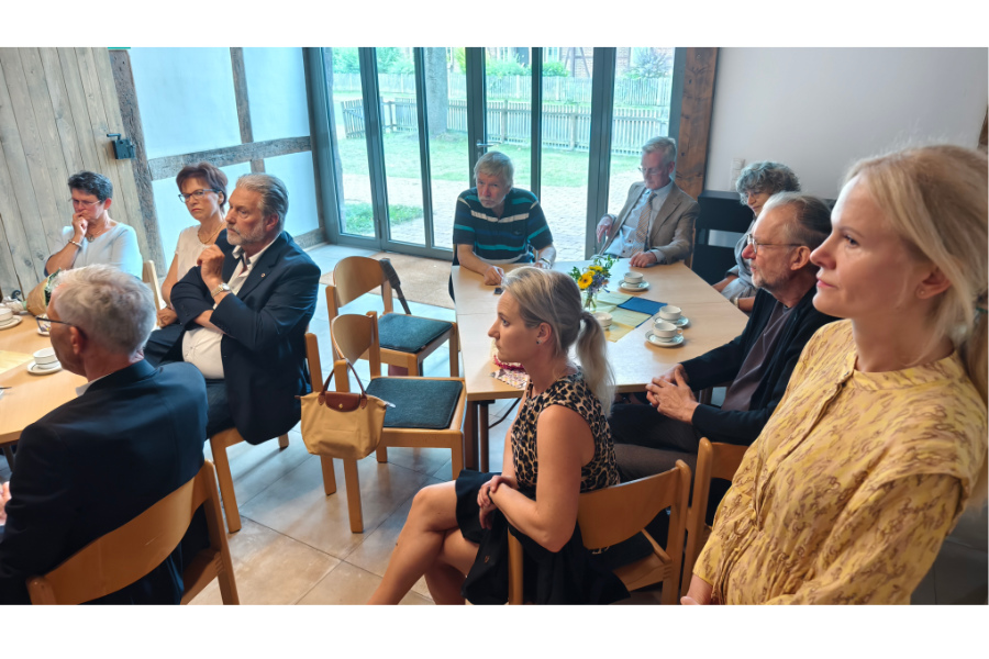 feierliche Runde im Gemeindehaus