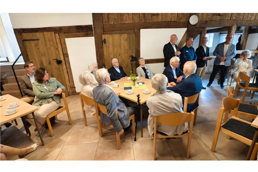 feierliche Runde im Gemeindehaus