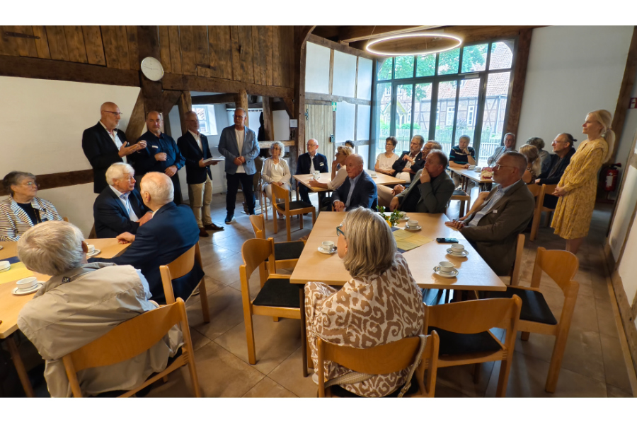 feierliche Runde im Gemeindehaus