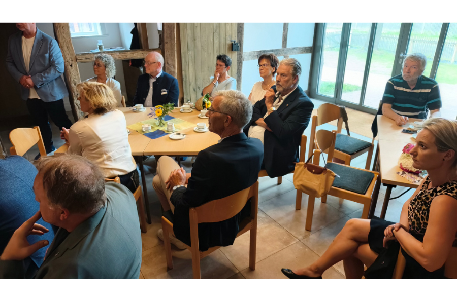 feierliche Runde im Gemeindehaus