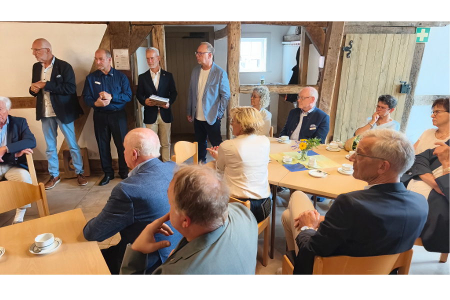 feierliche Runde im Gemeindehaus