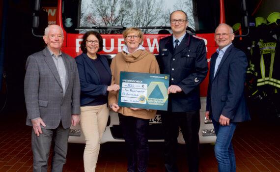 Scheckübergabe einer Spende vom Lions Club Wienhausen-Flotwedel an die Freiwillige Feuerwehr Wienhausen