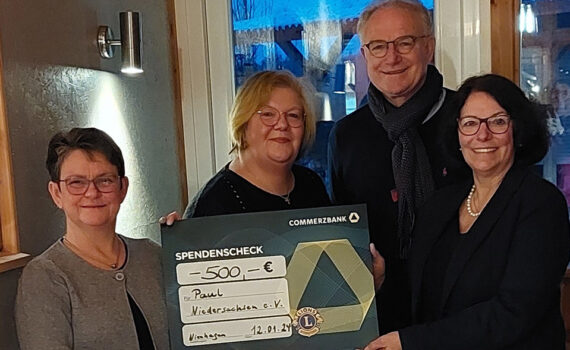 Scheckübergabe von 500 € zugunsten der Förderung von Kindern in Pflege- und Adoptivfamilien