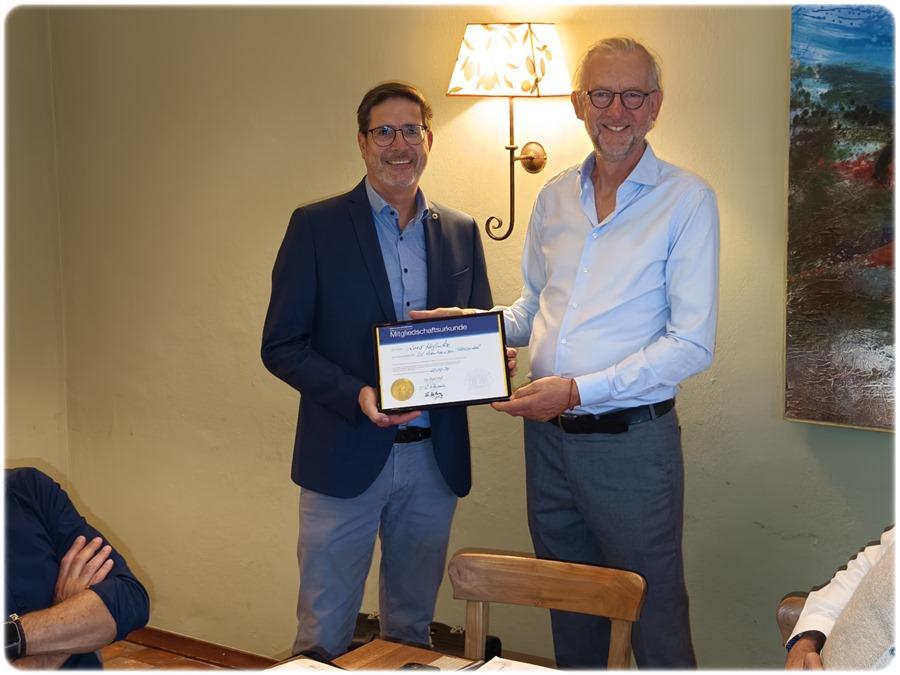 Neues Lions Mitglied Lars Helmke (links) und Präsident Carsten Witt (rechts)