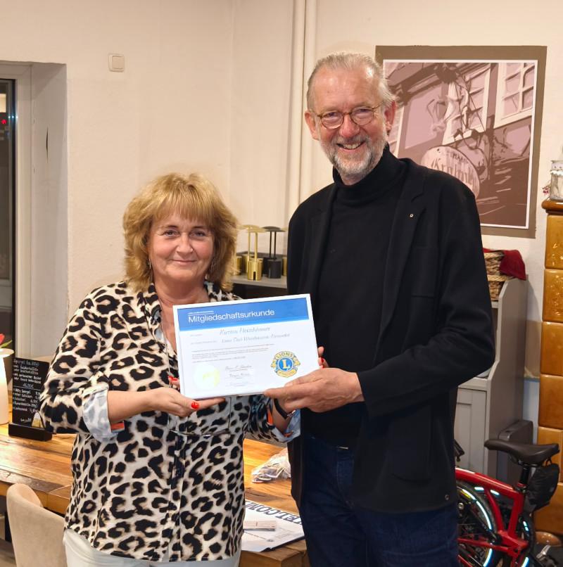Neues Lions Mitglied Kirsten Fleischhauer (links) und Präsident Carsten Witt (rechts)