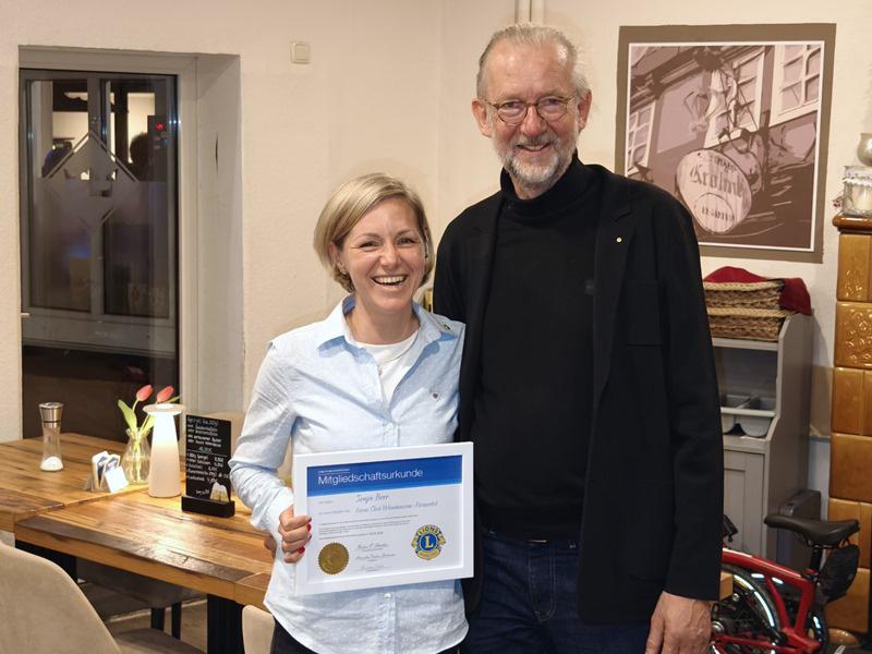 Neues Lions Mitglied Sonja Beer (links) und Präsident Carsten Witt (rechts)