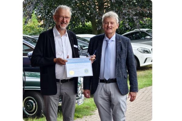 Neues Lions Mitglied Dr. Felix Wiedbrauck (rechts) und Präsident Carsten Witt (links)