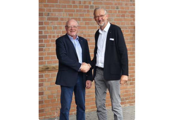 Der scheidende Präsident Carsten Witt (rechts) übergibt das Präsidentenamt an seinen Nachfolger Hermann Baars (links)