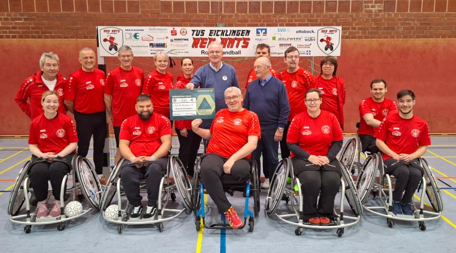 Andreas Dietterle (im Rollstuhl) wird der Scheck überreicht